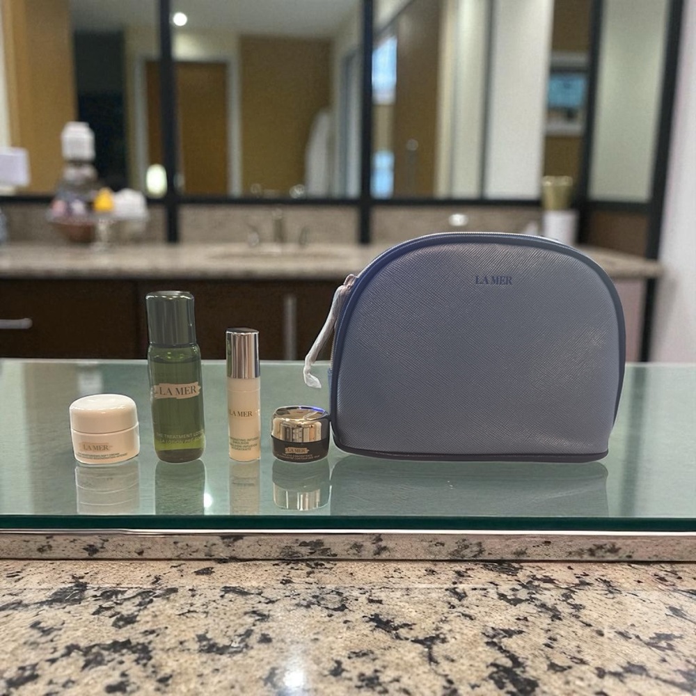 La Mer 4 pc skincare with blue cosmetics bag- NEW